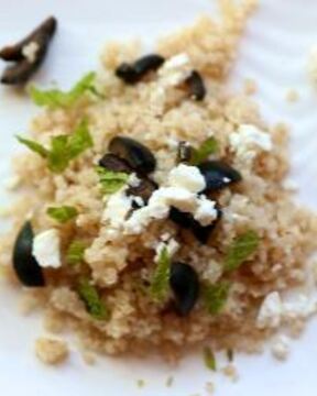 Пшеничная каша с маслинами и мятой