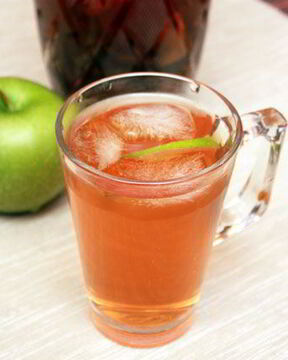 Холодный чай с мятой и яблоком