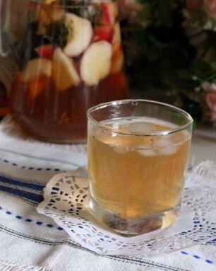 Холодный чай с персиками, нектаринами и мятой