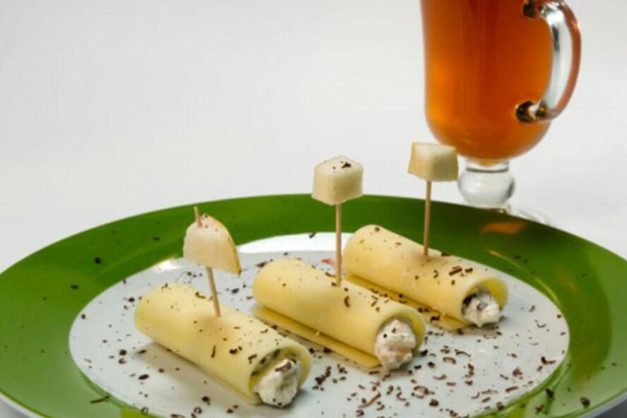 Рецепт рулетики из сыра с творогом, шоколадом и свежими фруктами и чай с чабрецом