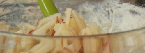 рулетики из сыра с творогом, шоколадом и свежими фруктами и чай с чабрецом. Шаг 2