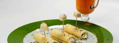 рулетики из сыра с творогом, шоколадом и свежими фруктами и чай с чабрецом. Шаг 4