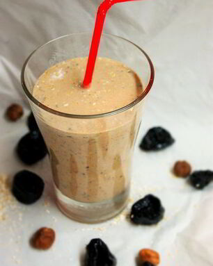 Кефирный коктейль с отрубями и черносливом