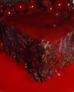 Кофейно-клюквенный брауни с калиновым сиропом