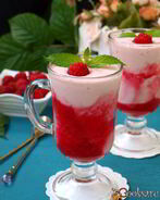 Коктейль на ряженке с творогом и малиной