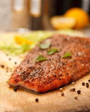 Лосось на гриле в кленовом сиропе и апельсиновом соке