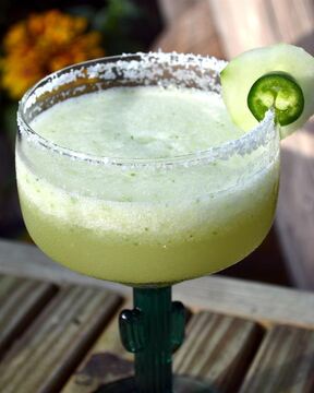 Мексиканский коктейль Маргарита с перцем и огурцом