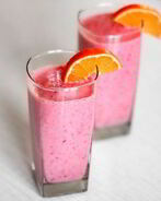 Фруктовый смузи в блендере