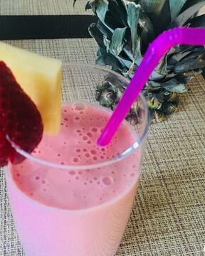 Клубнично-ананасовый смузи