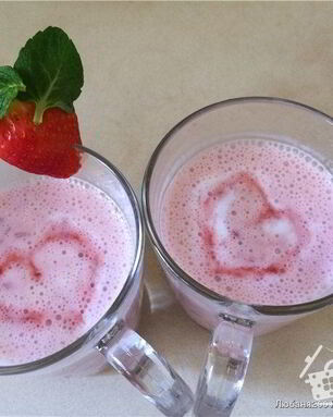 Клубничный кефирный смузи