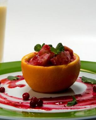 Ленивые апельсиновые вареники с брусничным соусом и апельсиновым смузи