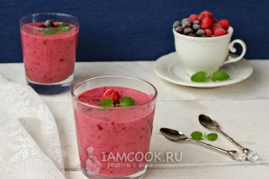 Рецепт малиновый смузи с бананом и черной смородиной