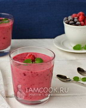 Малиновый смузи с бананом и черной смородиной