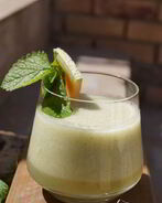 Смузи из дыни с мелиссой