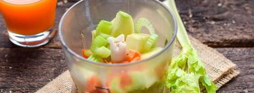 смузи из сельдерея с апельсиновым соком, морковью и яблоком. Шаг 5