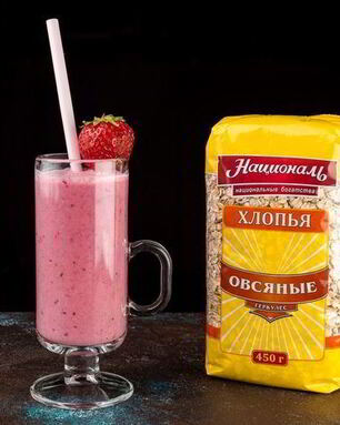 Смузи с овсянкой, клюквой и клубникой