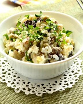 Грибной салат с курицей и рисом