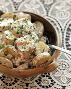 Картофельный салат с копченой рыбой