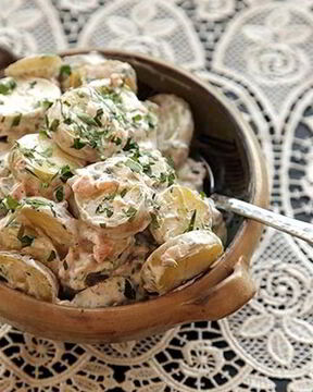 Картофельный салат с копченой рыбой