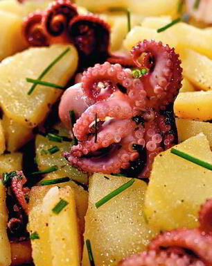 Картофельный салат с маринованными осьминогами