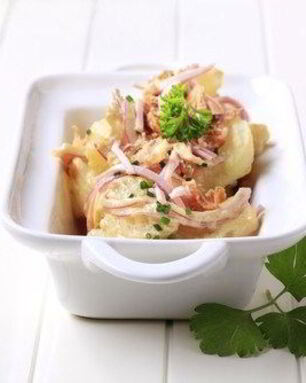 Картофельный салат с яблоками и беконом