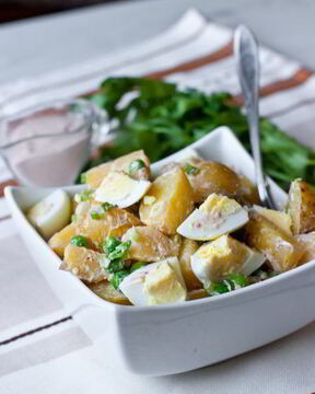 Картофельный салат с яйцами и горошком