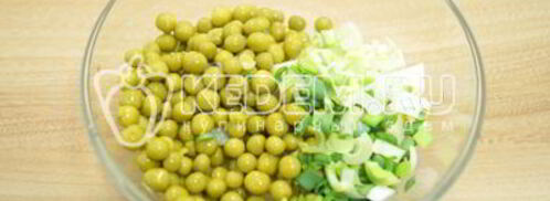 картофельный салат с зеленым горошком. Шаг 4