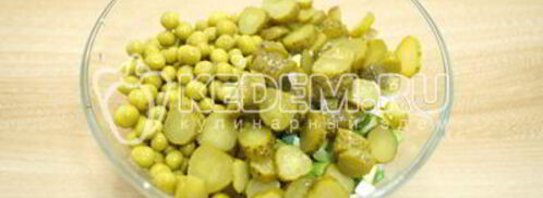 картофельный салат с зеленым горошком. Шаг 5