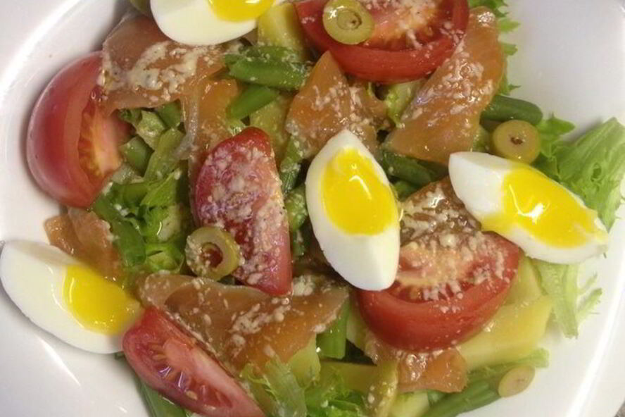 Рецепт салат с картофелем, помидорами и слабосоленой семгой