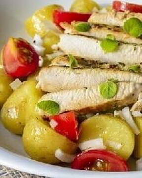 Салат с молодым картофелем и индейкой