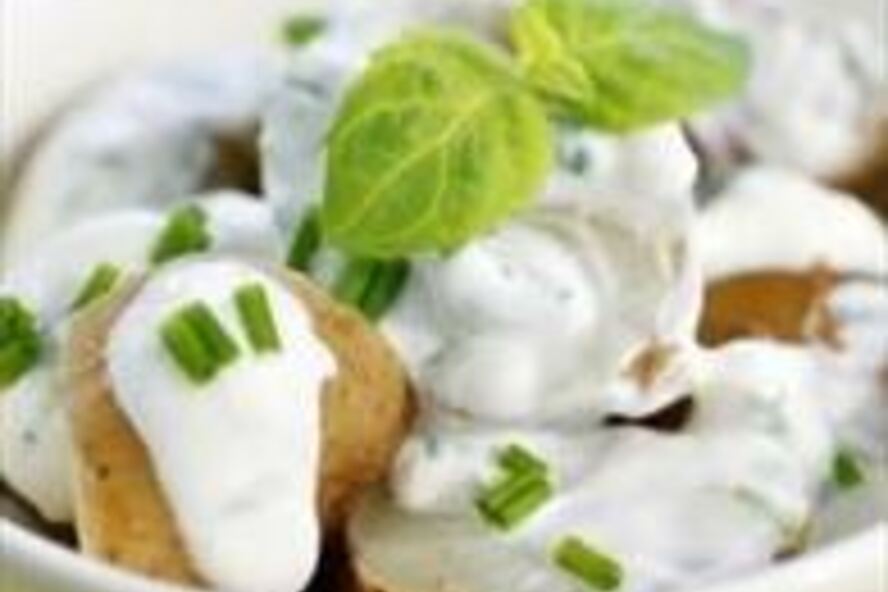 Рецепт салат с молодым картофелем под сметанным соусом