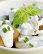 Салат с молодым картофелем под сметанным соусом