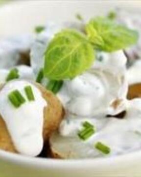 Салат с молодым картофелем под сметанным соусом