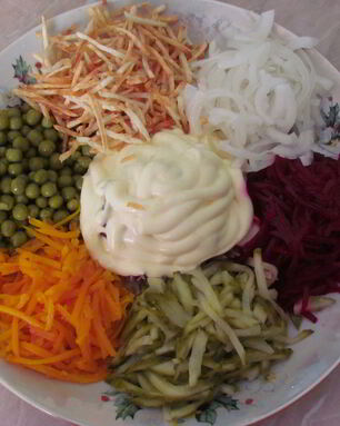 Салат с жареным картофелем, свеклой и мясом