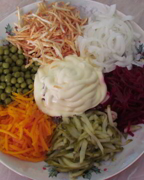 Салат с жареным картофелем, свеклой и мясом