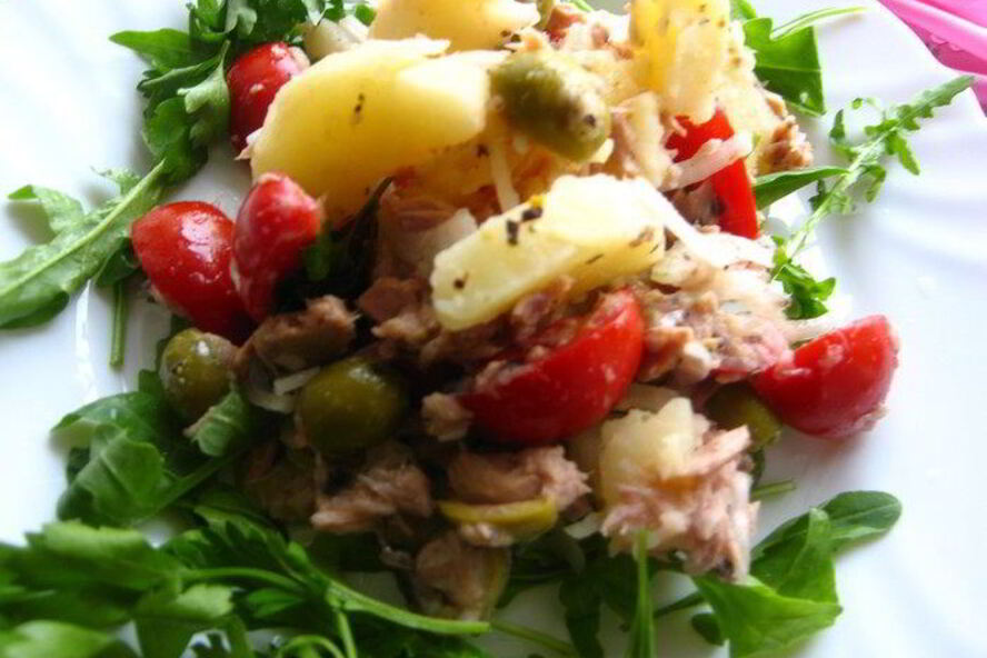 Рецепт теплый салат с картофелем и тунцом