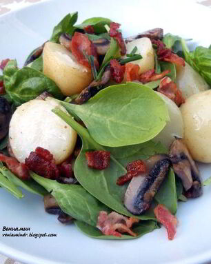 Теплый салат с картофелем, шампиньонами и хрустящим беконом