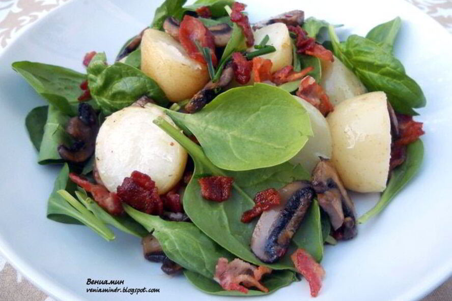 Рецепт теплый салат с картофелем, шампиньонами и хрустящим беконом