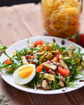 Холодный салат с пастой пенне и курицей