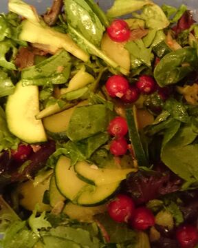 Кисло-сладкий салат с морепродуктами