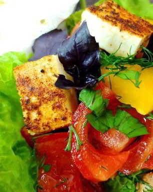 Летний салат с жареным сыром