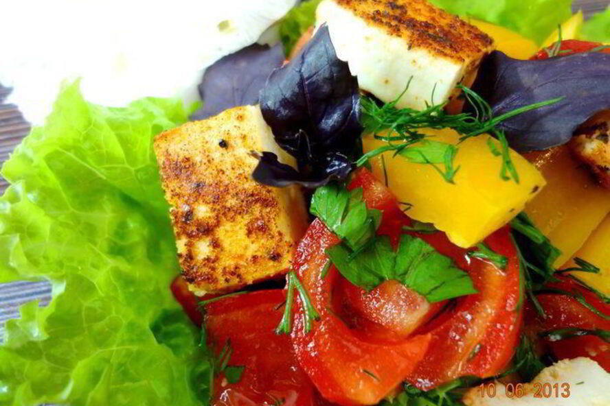 Рецепт летний салат с жареным сыром