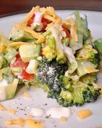 Салат из авокадо и брокколи