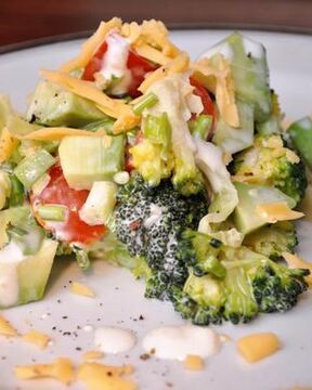 Салат из авокадо и брокколи