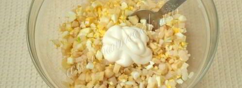 салат из кальмаров с яблоками. Шаг 8