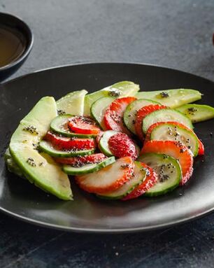 Салат из клубники, огурцов и авокадо