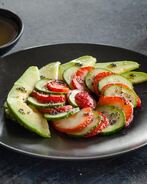 Салат из клубники, огурцов и авокадо