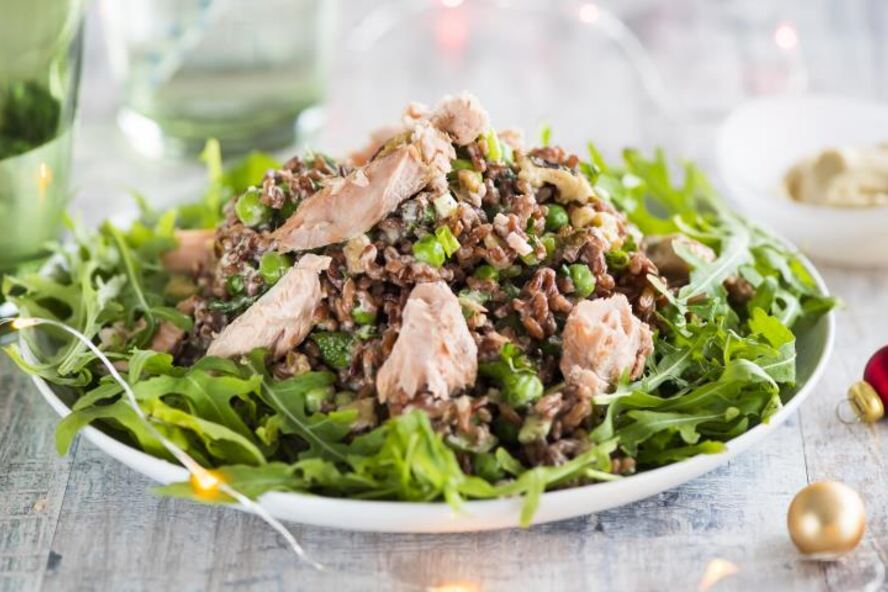 Рецепт салат из копченого лосося, горошка и риса