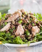 Салат из копченого лосося, горошка и риса