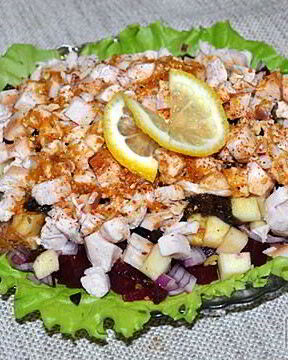 Салат из копченой курицы со свеклой и фруктами